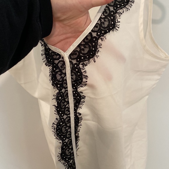 Sleeveless white blouse with black lace detail - Picture 4 of 4
